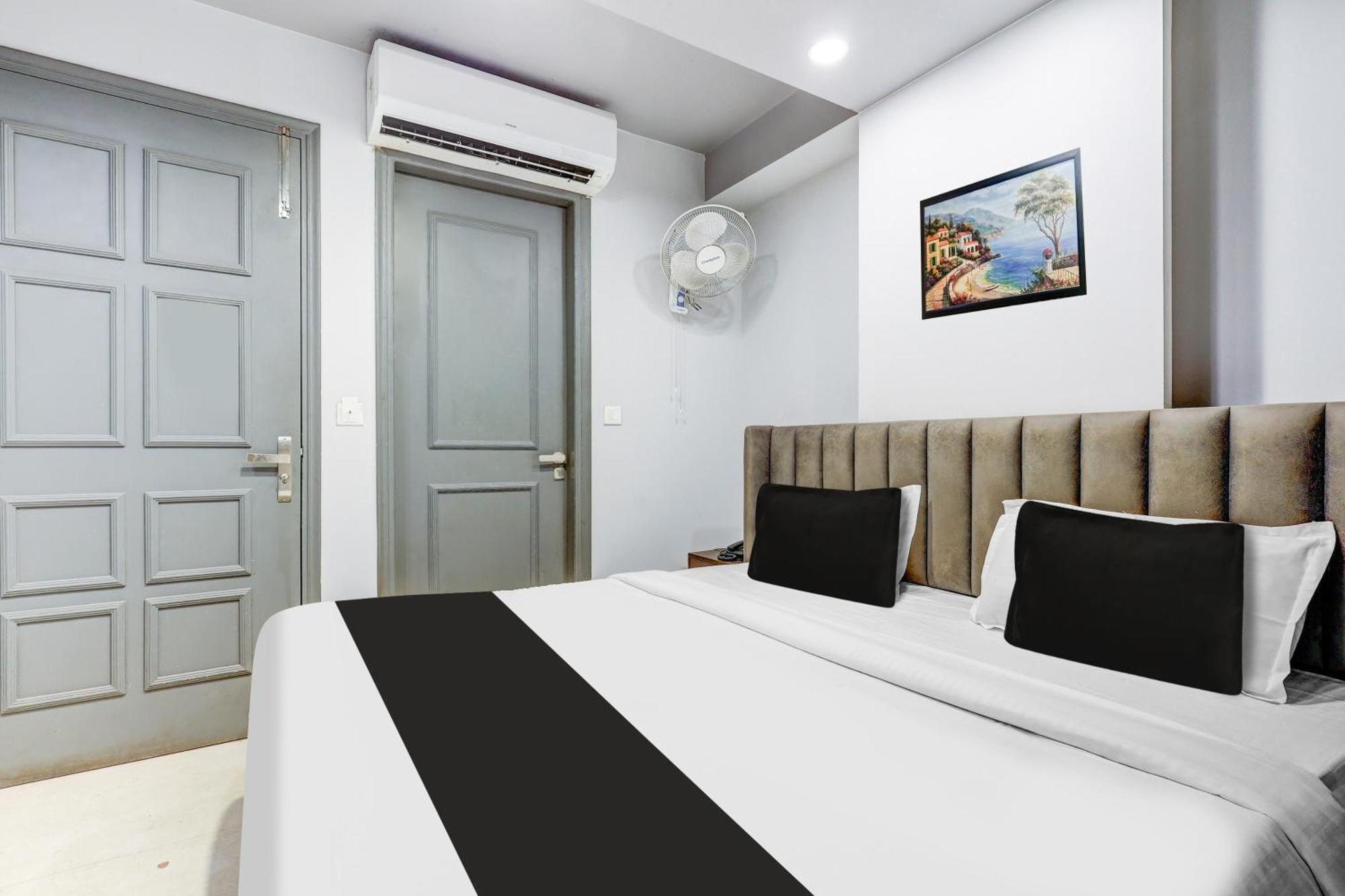 Super Collection O Shalimar Bagh Hotel Delhi  Exterior photo